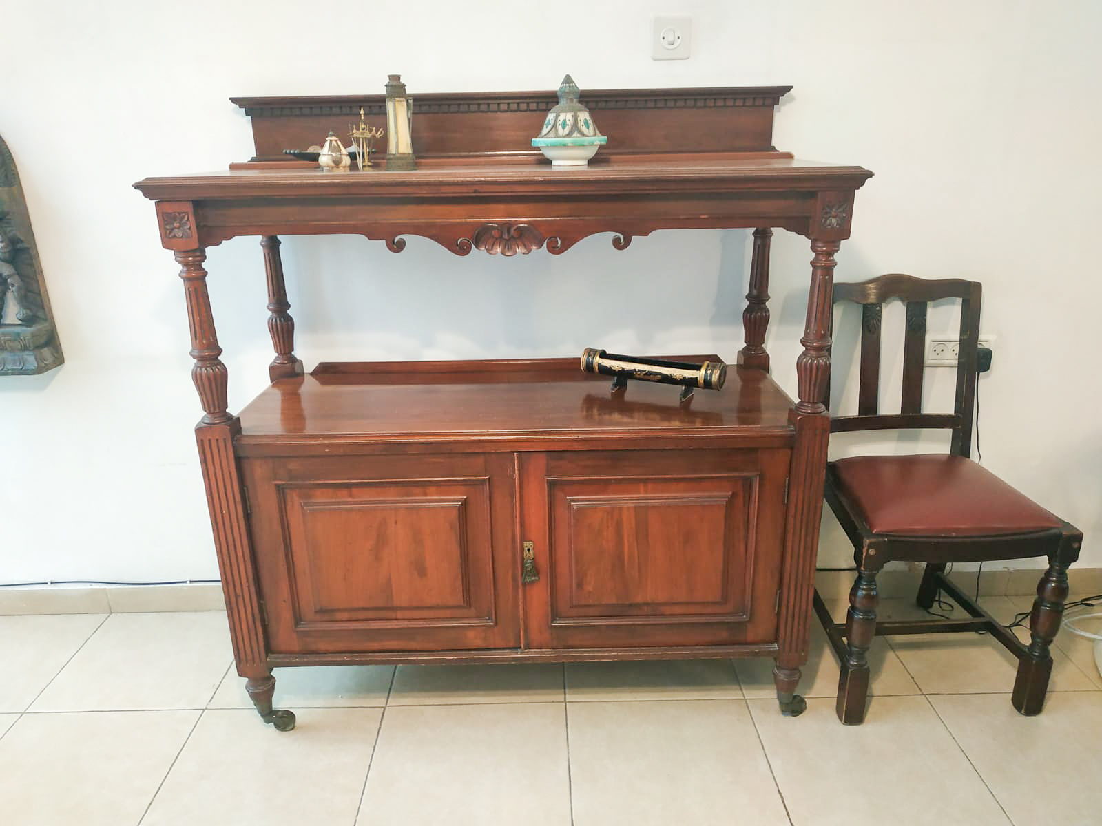 תמונה עתיקה עם מסגרת עץ
